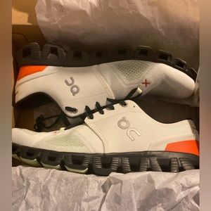 Men’s on running shoes in size 10